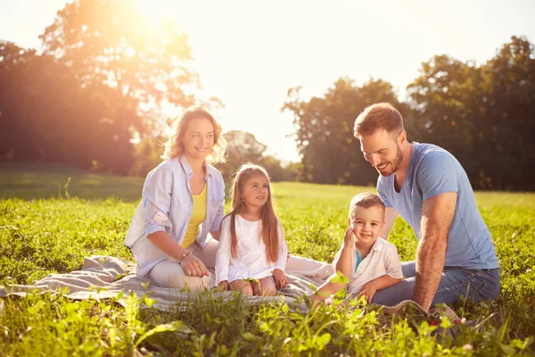 Piknik üzerinde çocuklu aile — Stok fotoğraf