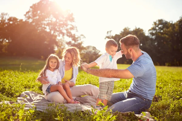 Familjen på picknick i parken — Stockfoto