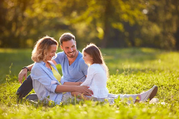 Anne ve baba ile kızı açık — Stok fotoğraf