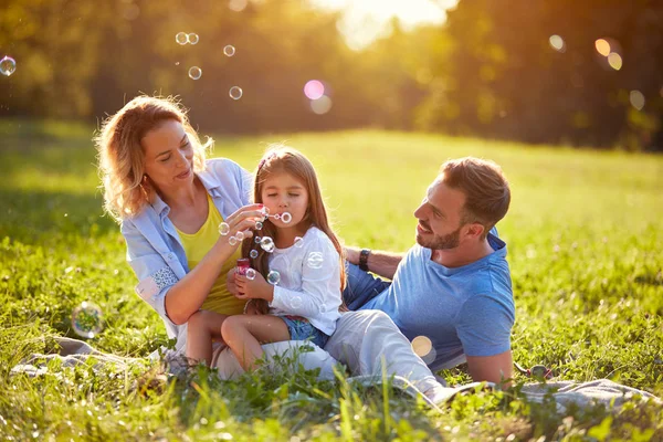 Soupe enfant souffler mousse et faire des bulles dans natur — Photo