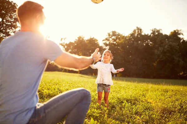 Chica con padre juega pelota — Foto de Stock