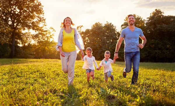 Alegre familia disfrutando en la naturaleza — Foto de Stock