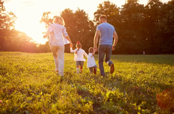 Family in nature together, back view — Stock Photo, Image