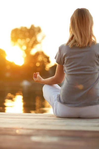 Flicka i yogaställning - bakifrån — Stockfoto