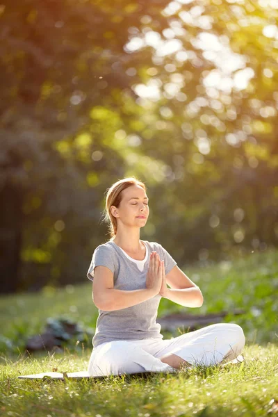 Жінка медитує в позі йоги — стокове фото
