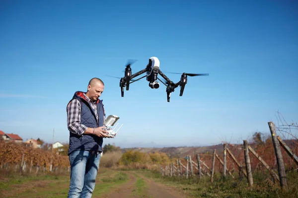 Ember távirányító drone repülés — Stock Fotó