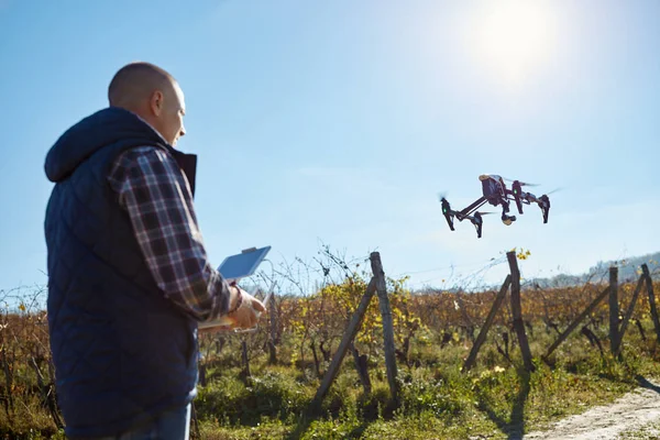 Az ember földi ellenőrzés drone — Stock Fotó