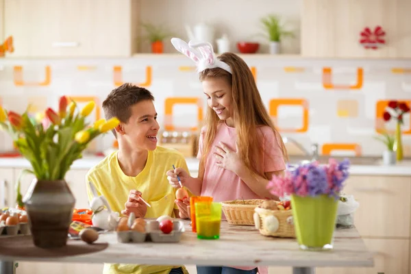 Broer en zus paaseieren kleuren — Stockfoto