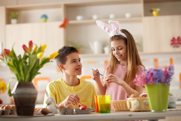 Schilderij eieren voor Pasen-feest — Stockfoto