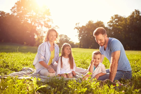 Piknik üzerinde çocuklu aile - Stok İmaj