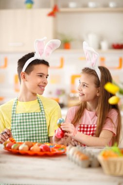 Resim yumurta süre mutlu çocuk