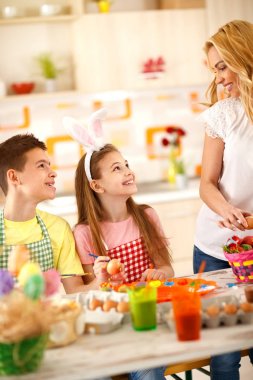 Çocuk anneyle Paskalya hazırlanıyor 