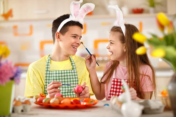 Kız ve erkek için yumurta boya ile eğleniyor