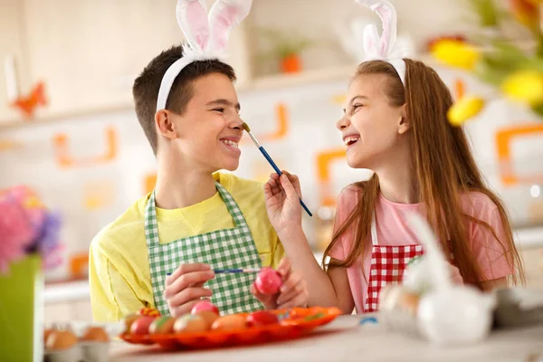 Çocuk resim yumurta yaparken eğleniyor