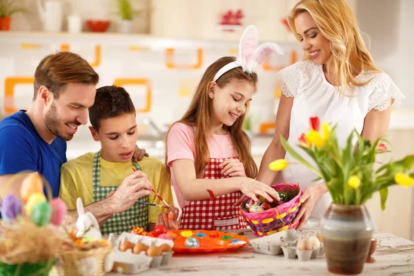 Aile renkli yumurta boyama ve Paskalya için hazırlanıyor