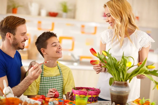Föräldrar med son ha roligt medan du förbereder påsk — Stockfoto