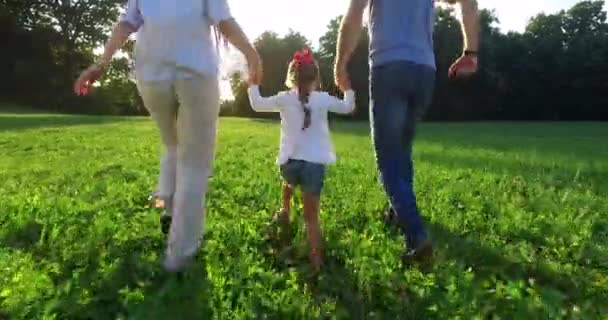 Casal feliz correndo juntos no parque — Vídeo de Stock