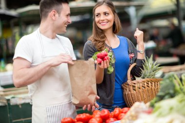 gülümseyen ve turp markette tutan kadın