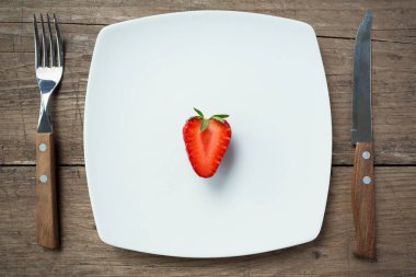 Çilek beyaz tabakta yarısı