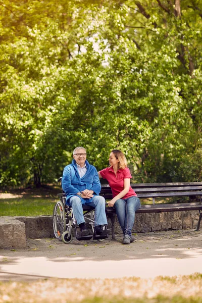 Tölteni az időt együtt vidám fogyatékkal élő apja lánya — Stock Fotó