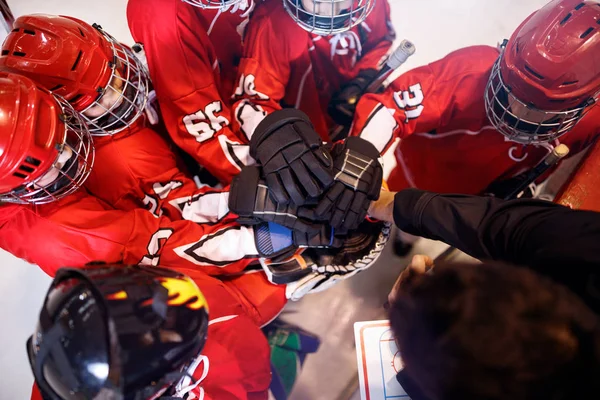 Hockey-team som arbetar på vinna tillsammans lagarbete — Stockfoto
