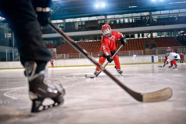 Partido de hockey en el jugador de pista en acción —  Fotos de Stock