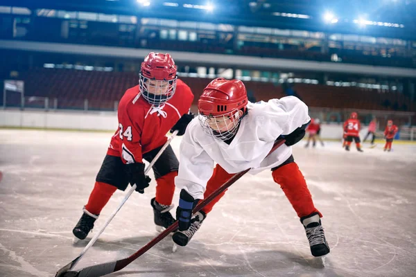 Les enfants jouent au hockey sur glace — Photo
