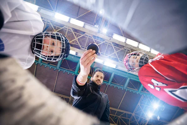 Beginning ice hockey games — Stock Photo, Image