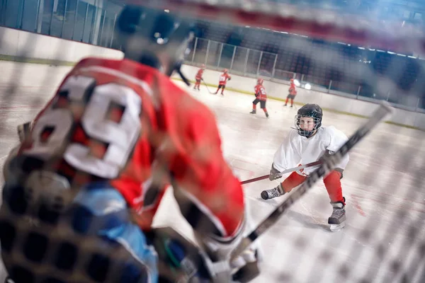 Hockey match at rink player attacks goalkeeper — Stock Photo, Image