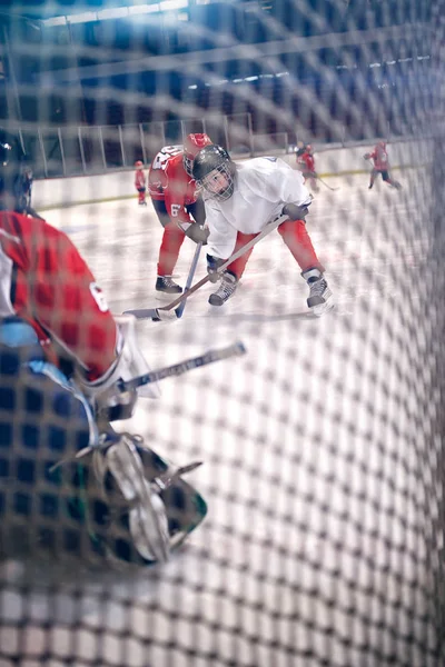 Hokey oyuncuları vuruyor puck ve saldırı — Stok fotoğraf