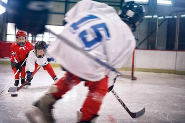 Niño jugando hockey sobre hielo —  Fotos de Stock