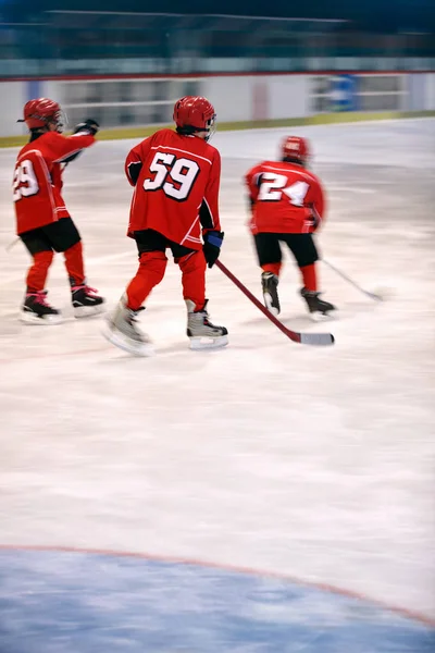 Pojkar spelar ishockey — Stockfoto