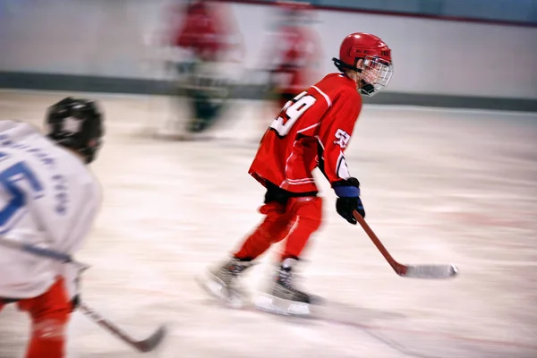 Pojke spelar ishockey på ringen — Stockfoto
