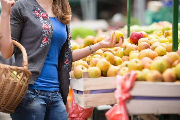 Жінка продуктові магазини — стокове фото