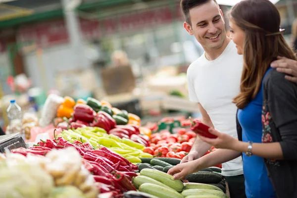 Пара закуповує органічні овочі — стокове фото