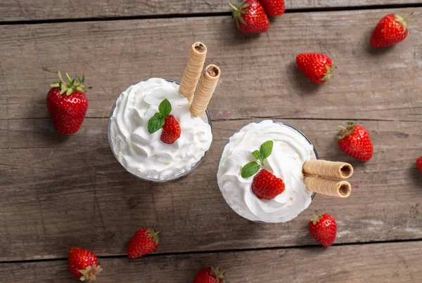Strawberries with whipped cream dresser — Stock Photo, Image