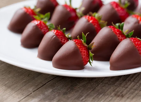 Hausgemachte Erdbeeren in Schokolade getaucht — Stockfoto