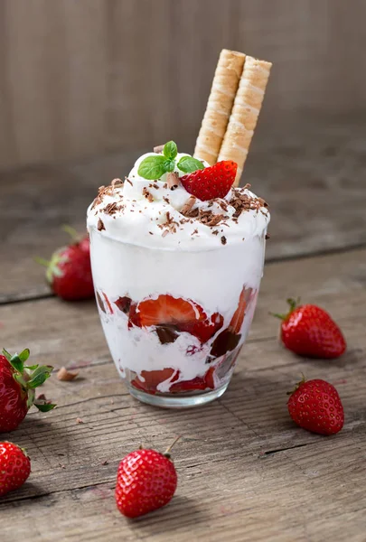 Schlagsahne-Dessert im Glas — Stockfoto