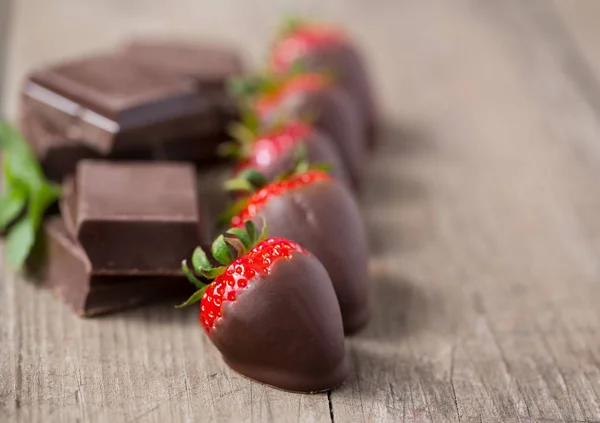 Jordgubbar med choklad sås — Stockfoto