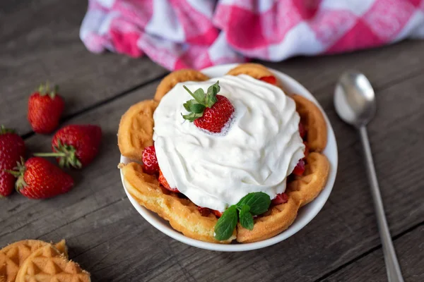 Morangos vermelhos frescos e chantilly em waffle — Fotografia de Stock