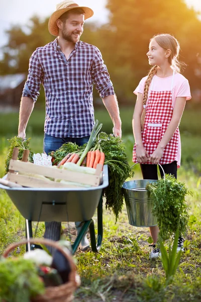 Agricultor masculino com filha retornando do jardim — Fotografia de Stock