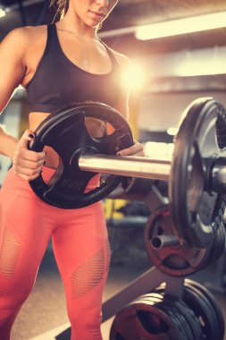 Erkek üzerinde halter ağırlık koymak