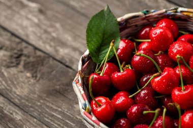 Tatlı taze kiraz ahşap sepeti