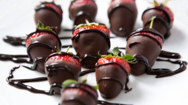 çikolata şurubu ile çikolata çilek