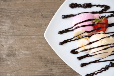 karışık meyve tatlı ile dondurma