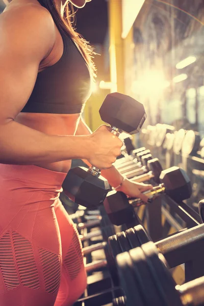 Fitness trainer in fitness club take weights, concept — Stock Photo, Image