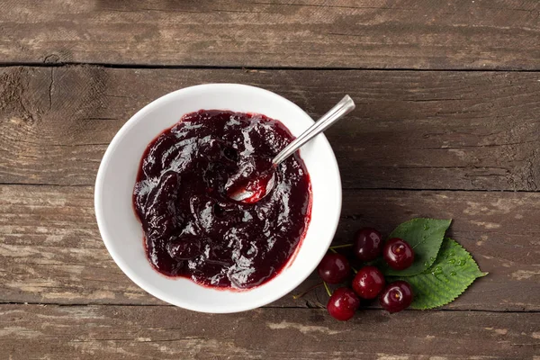 Savoureux marmelade de cerises dans un bol — Photo