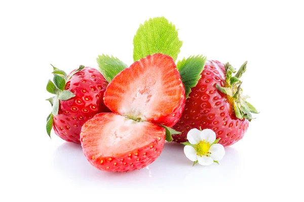 Strawberries with leaves and slices isolated — Stock Photo, Image