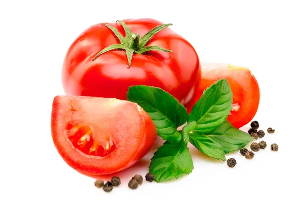Tomates, folhas de manjericão e pimenta preta em branco — Fotografia de Stock