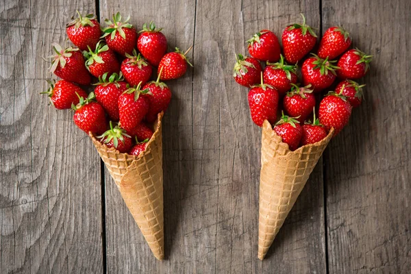 Fermer cône avec fraise fraîche — Photo